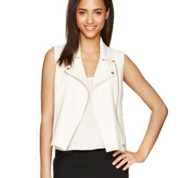 Wilfred Jackets & Blazers - Aritzia Wilfred Beaumont Vest - size 2 Wilfred Jackets & Blazers - Aritzia Wilfred Beaumont Vest - size 2